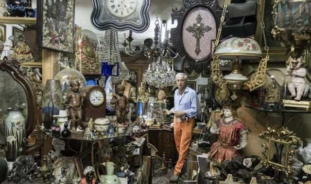 ''Oltre il tempo'': nella bottega di Dario duemila oggetti provenienti dal passato